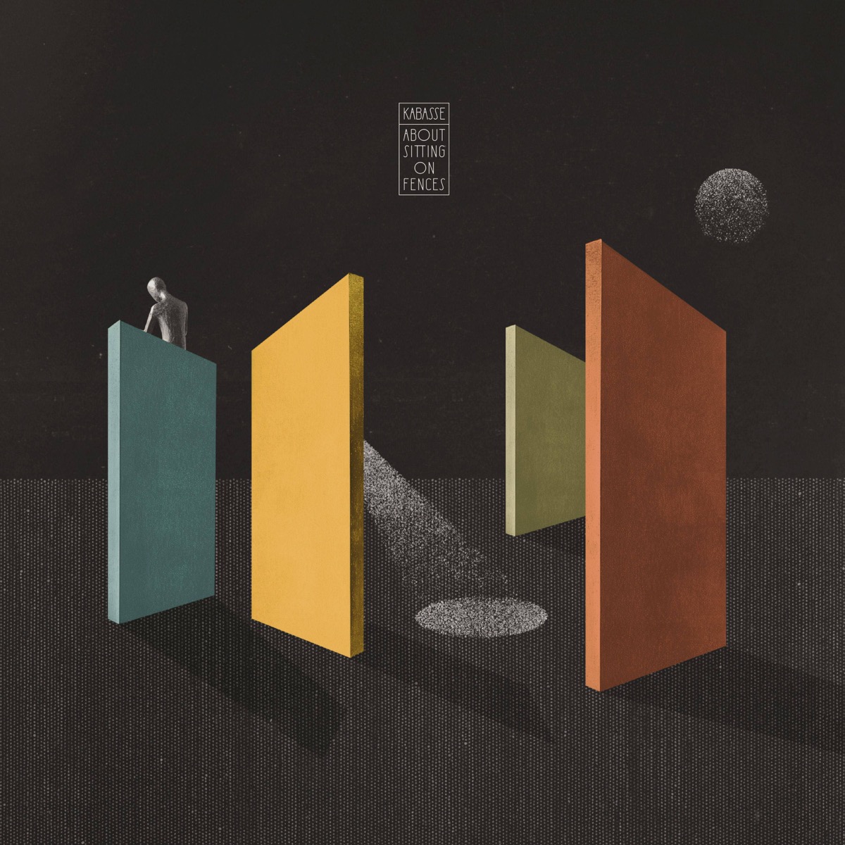 Kabasse balancieren brillant auf dem Klangzaun